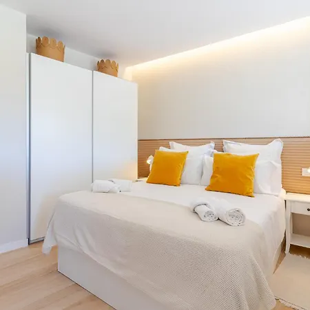 Window Apartment *
